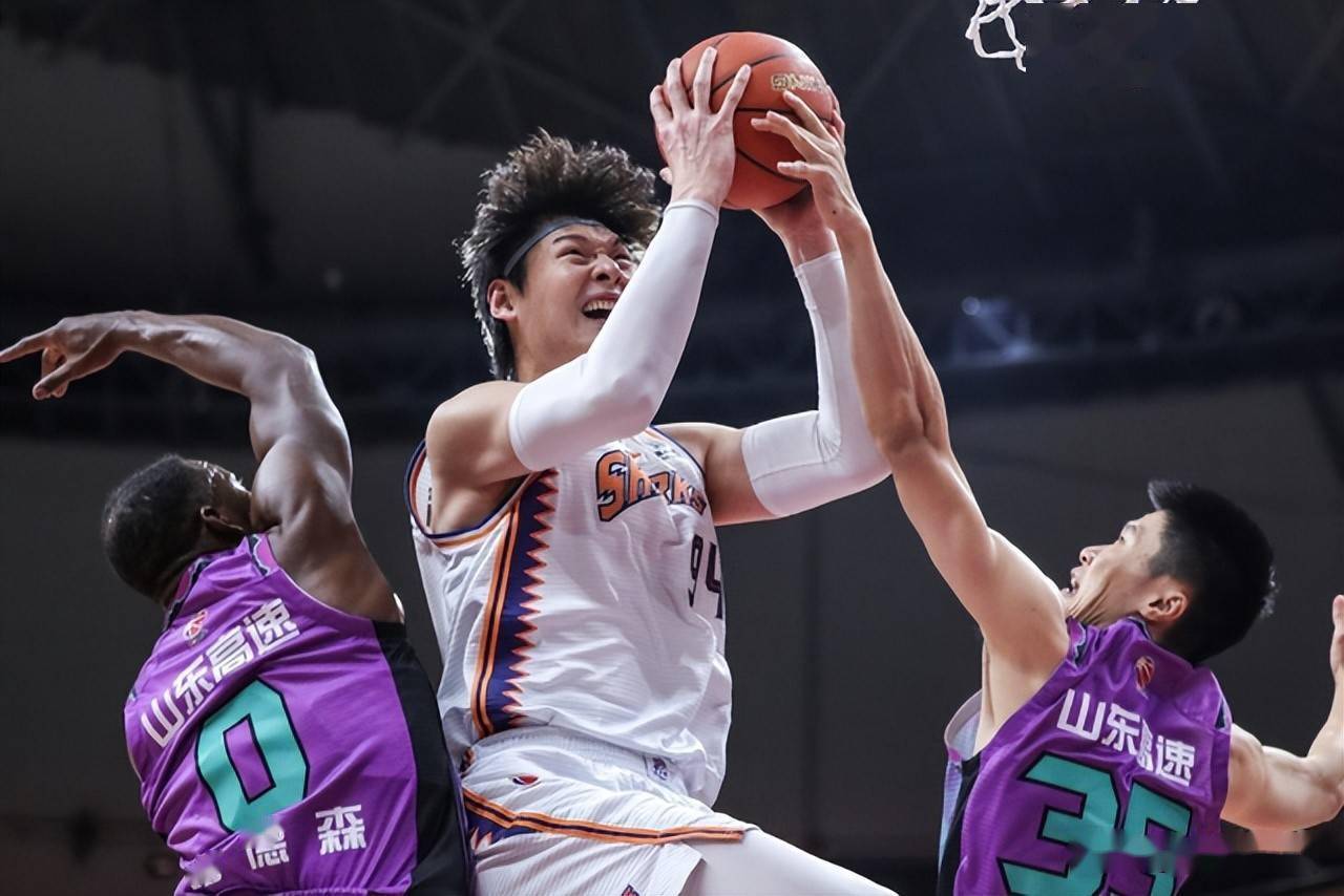 包含中锋双塔组合横扫对手，攻守兼备威震全场的词条